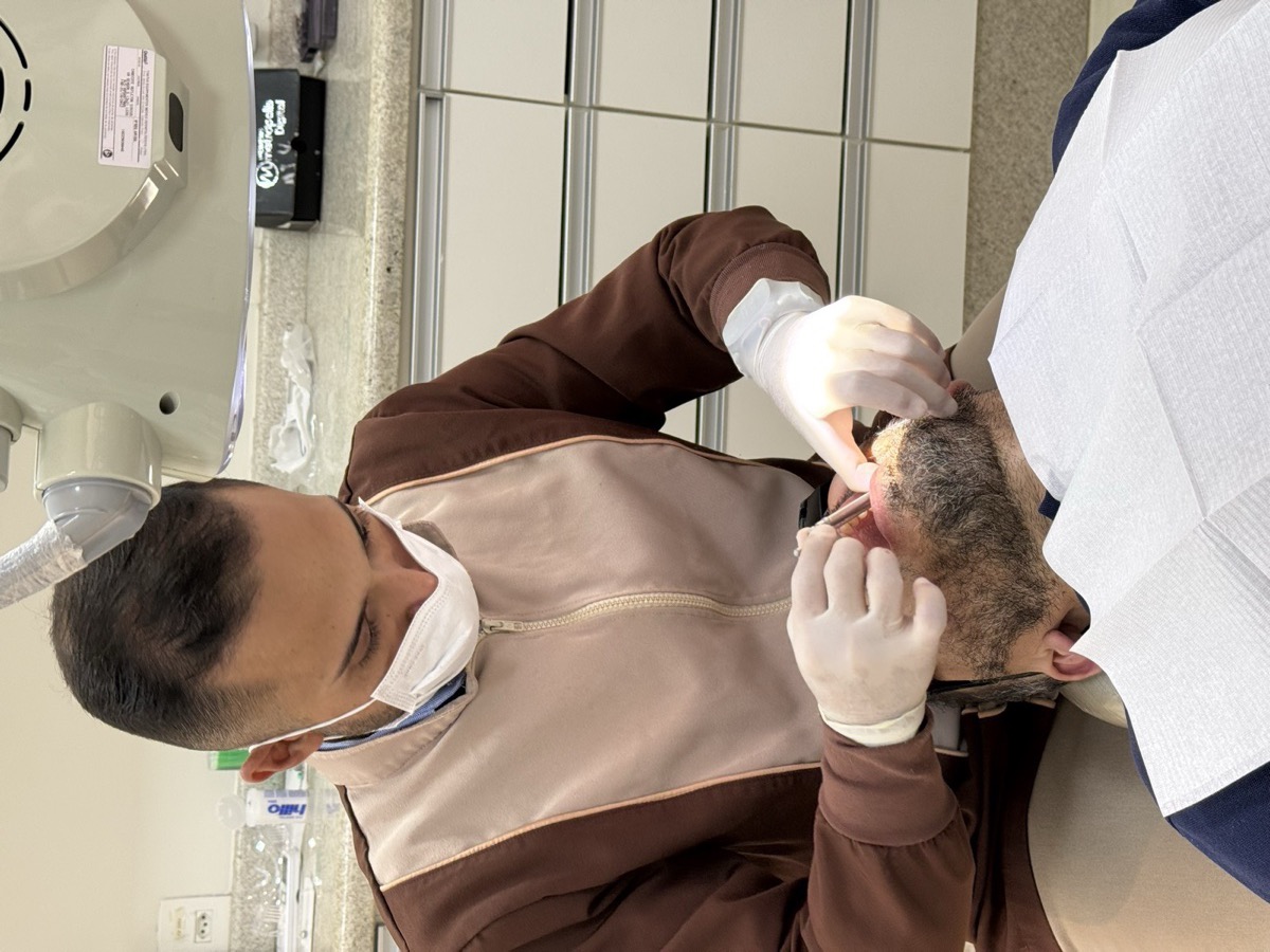 Dr. Reuel durante atendimento na CROE